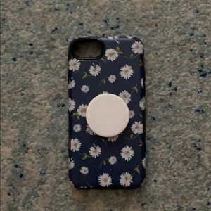 Navy casely bold daisy case with white pop socket